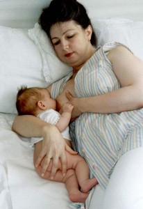 Как правильно кормить грудью новорожденного