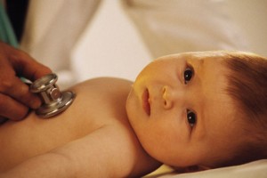 Лечение кашля у грудных детей необходимо начинать с устранения его причины